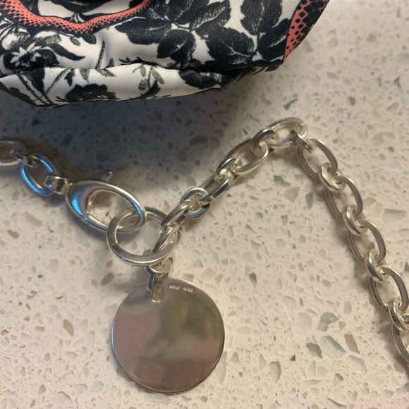 Gucci chain link choker necklace with pouch and box. - Picture 6 of 7